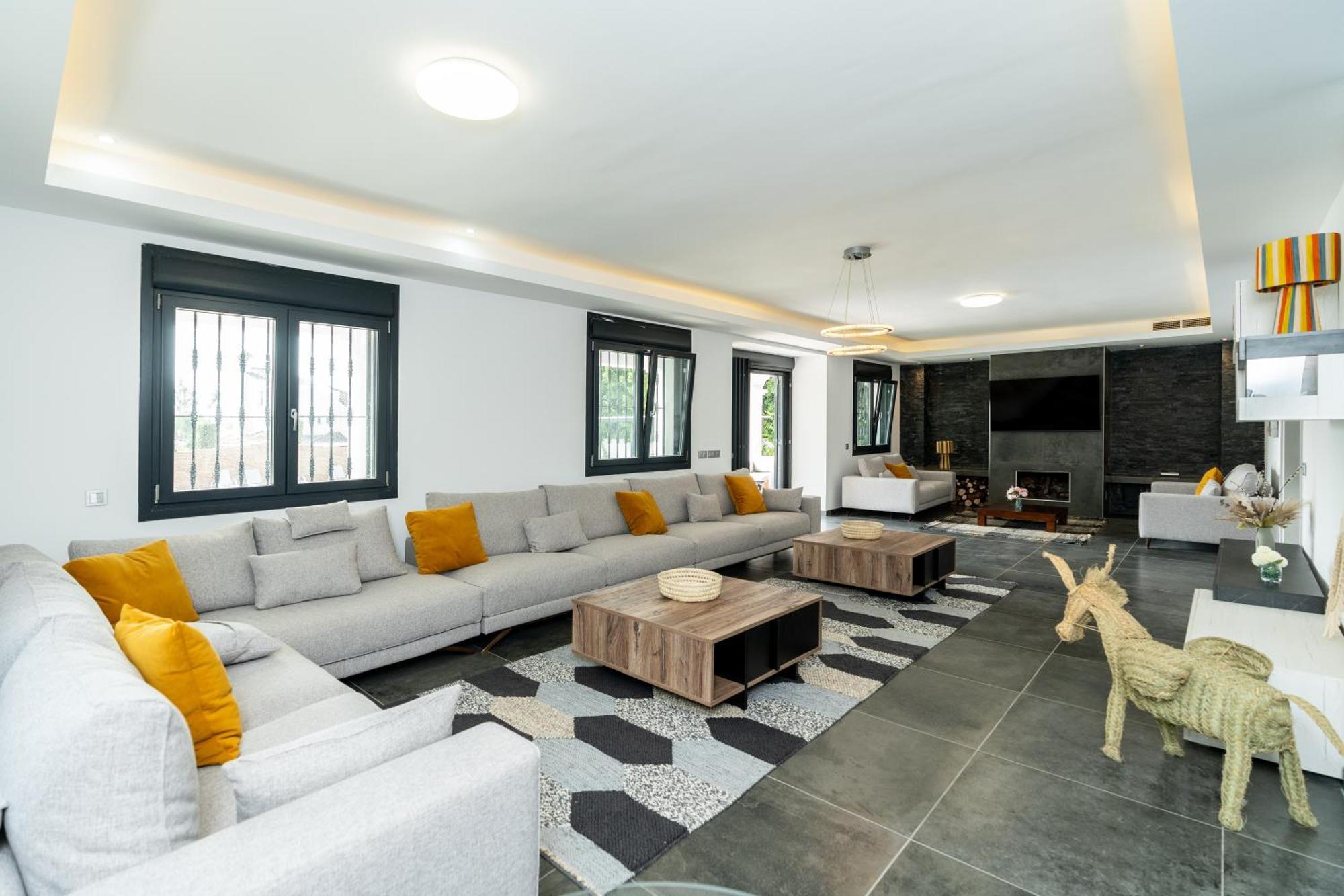 Newly Renovated 6 Bdrm Grand W Pool And Views Appartement *