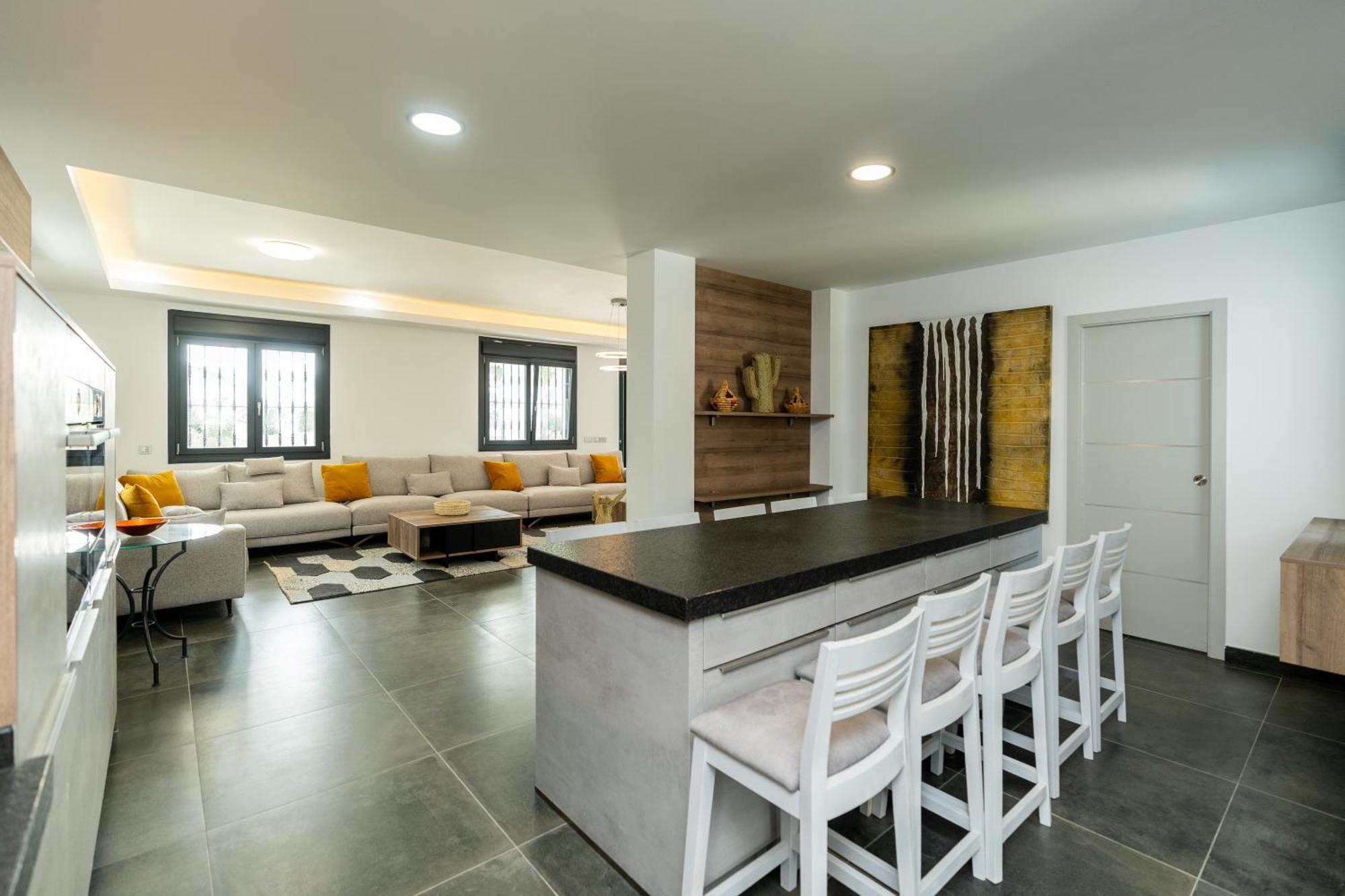 Newly Renovated 6 Bdrm Grand W Pool And Views Appartement *