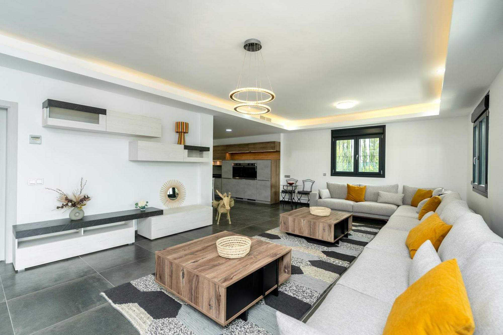 Newly Renovated 6 Bdrm Grand W Pool And Views Appartement