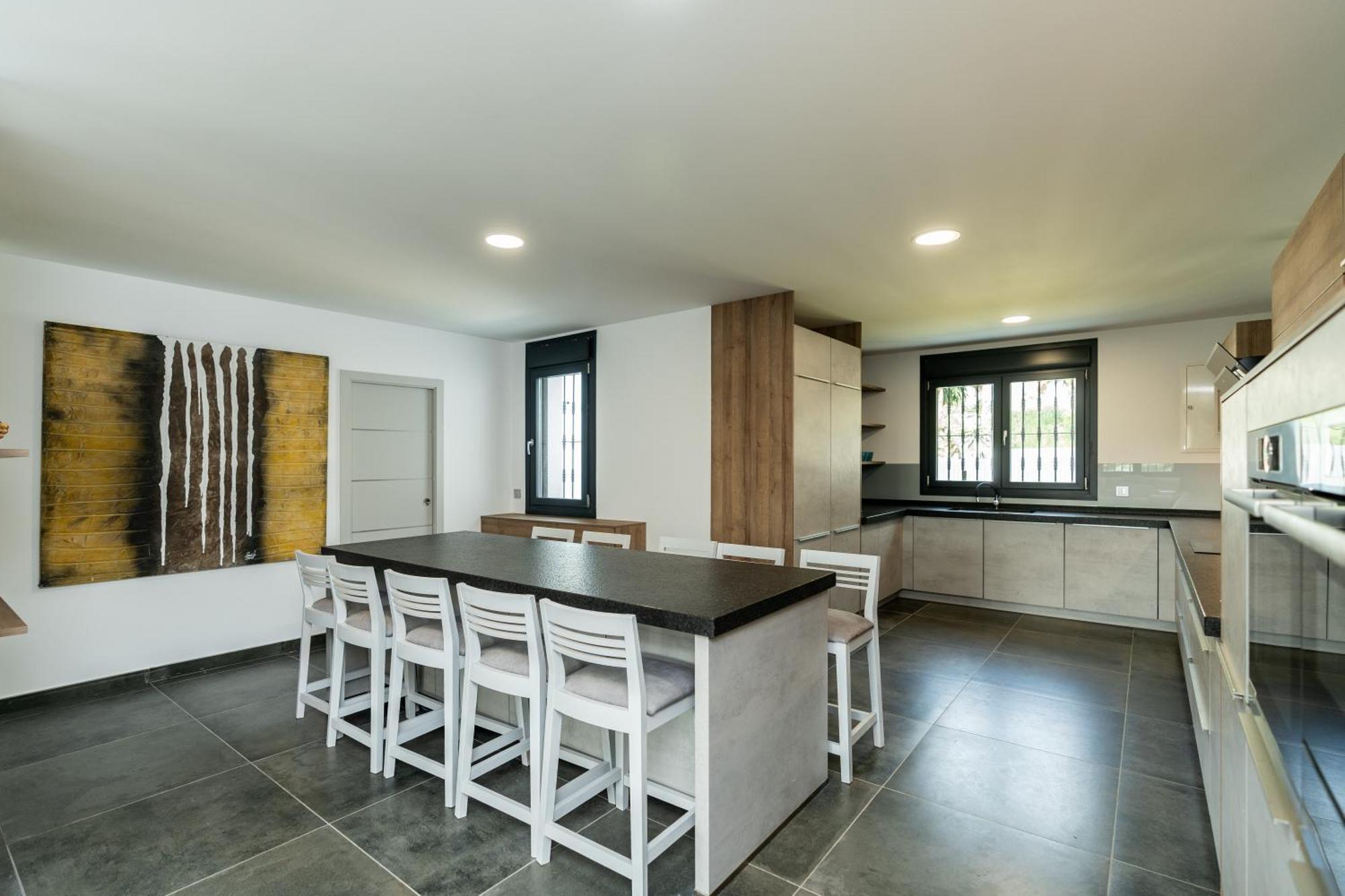 Newly Renovated 6 Bdrm Grand W Pool And Views Appartement