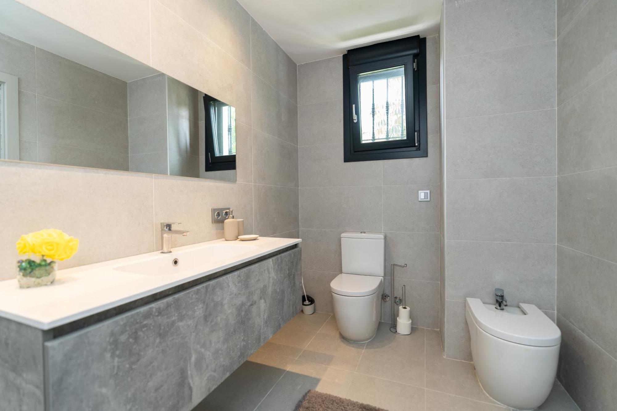Newly Renovated 6 Bdrm Grand W Pool And Views Appartement *