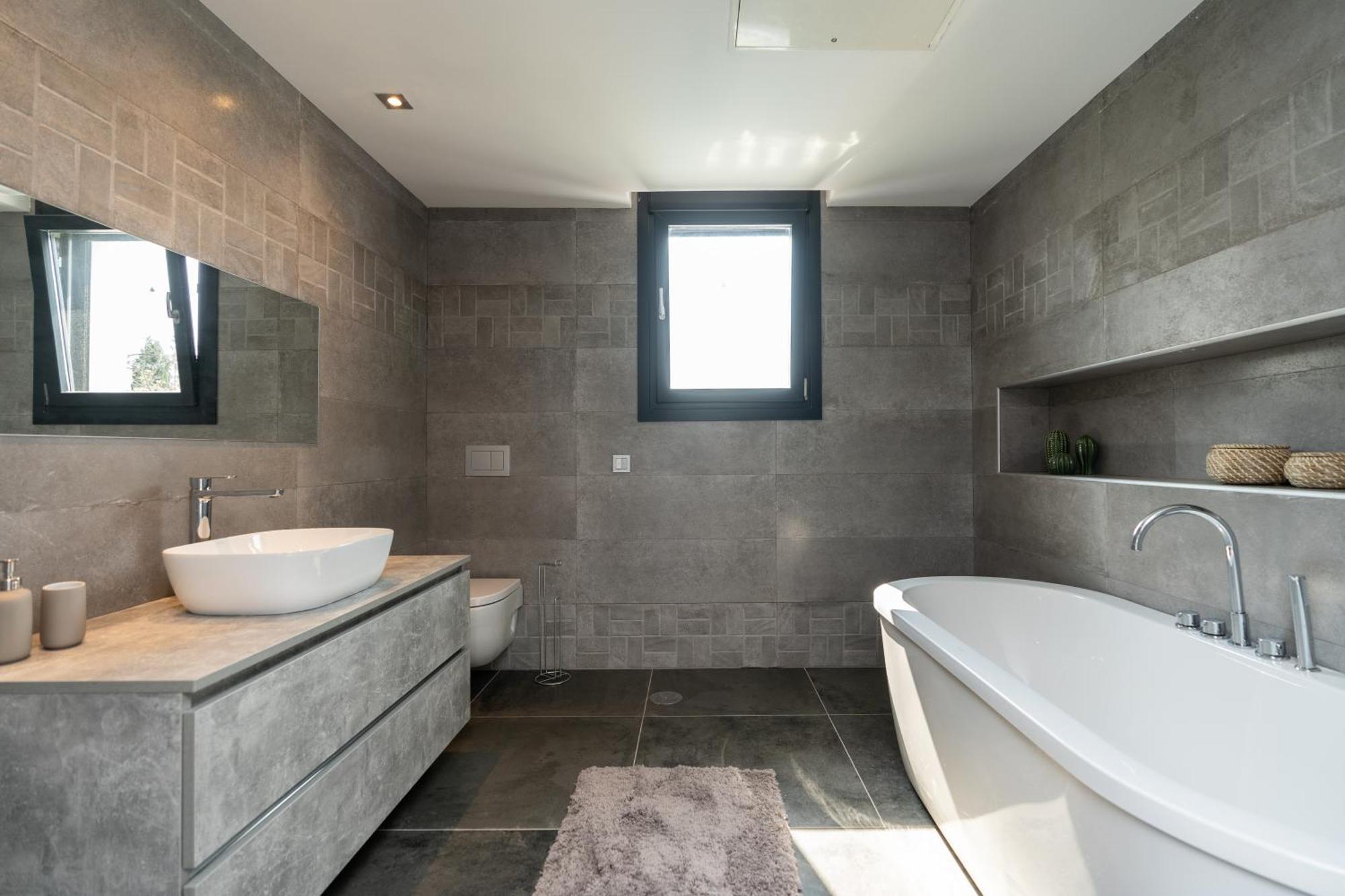 Newly Renovated 6 Bdrm Grand W Pool And Views Appartement *