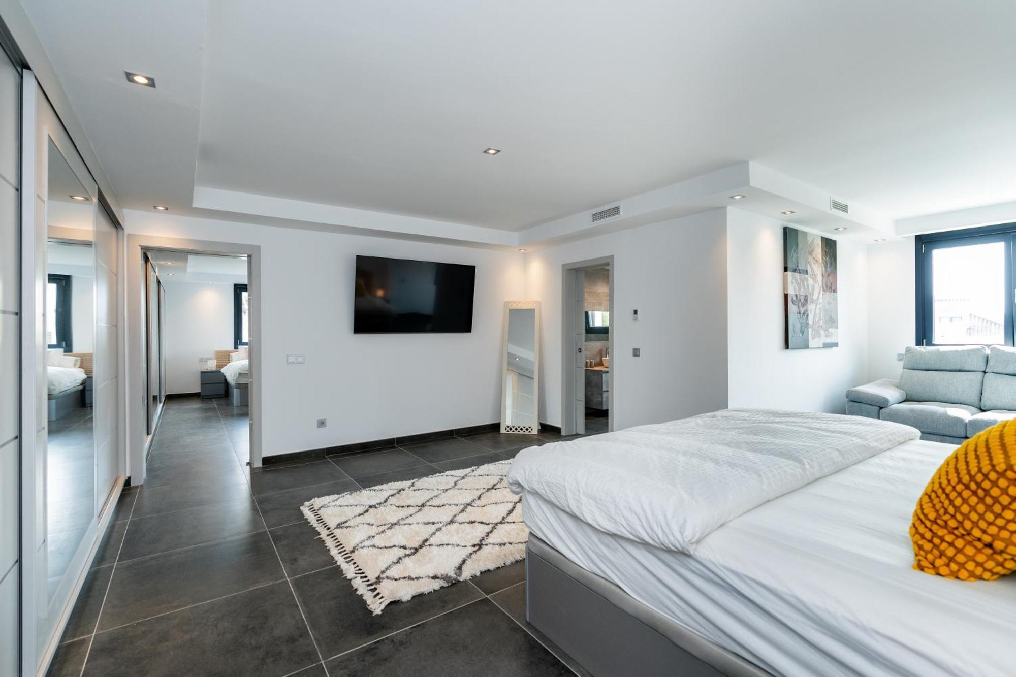 Newly Renovated 6 Bdrm Grand W Pool And Views Appartement *