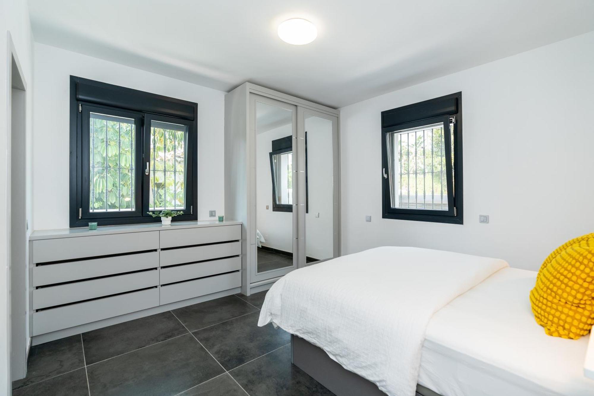 Newly Renovated 6 Bdrm Grand W Pool And Views Appartement