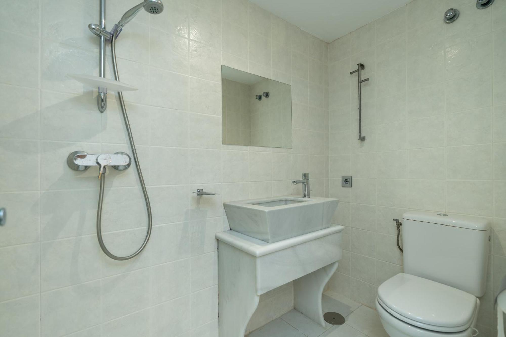 Newly Renovated 6 Bdrm Grand W Pool And Views Appartement